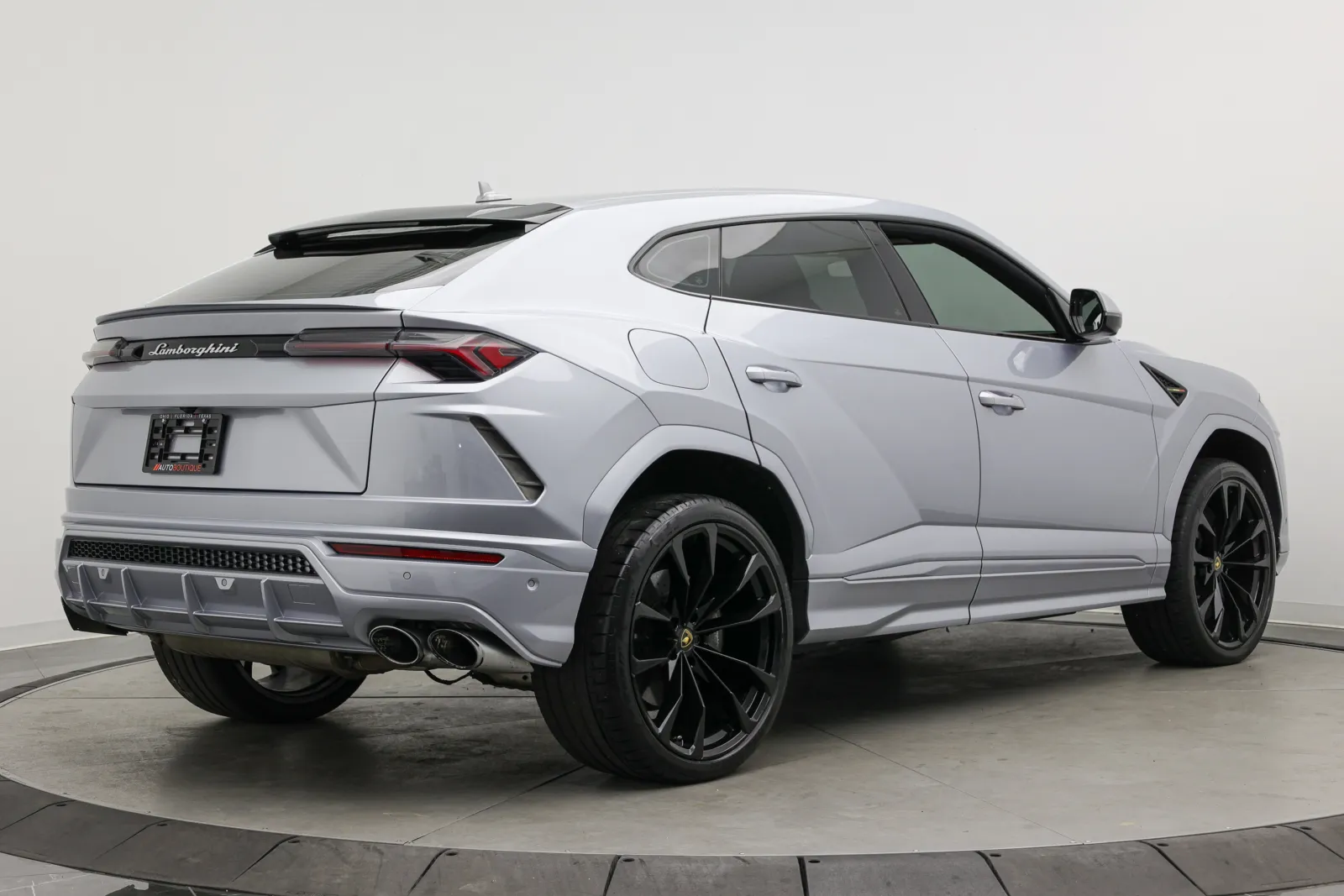 Lamborghini URUS photo 7