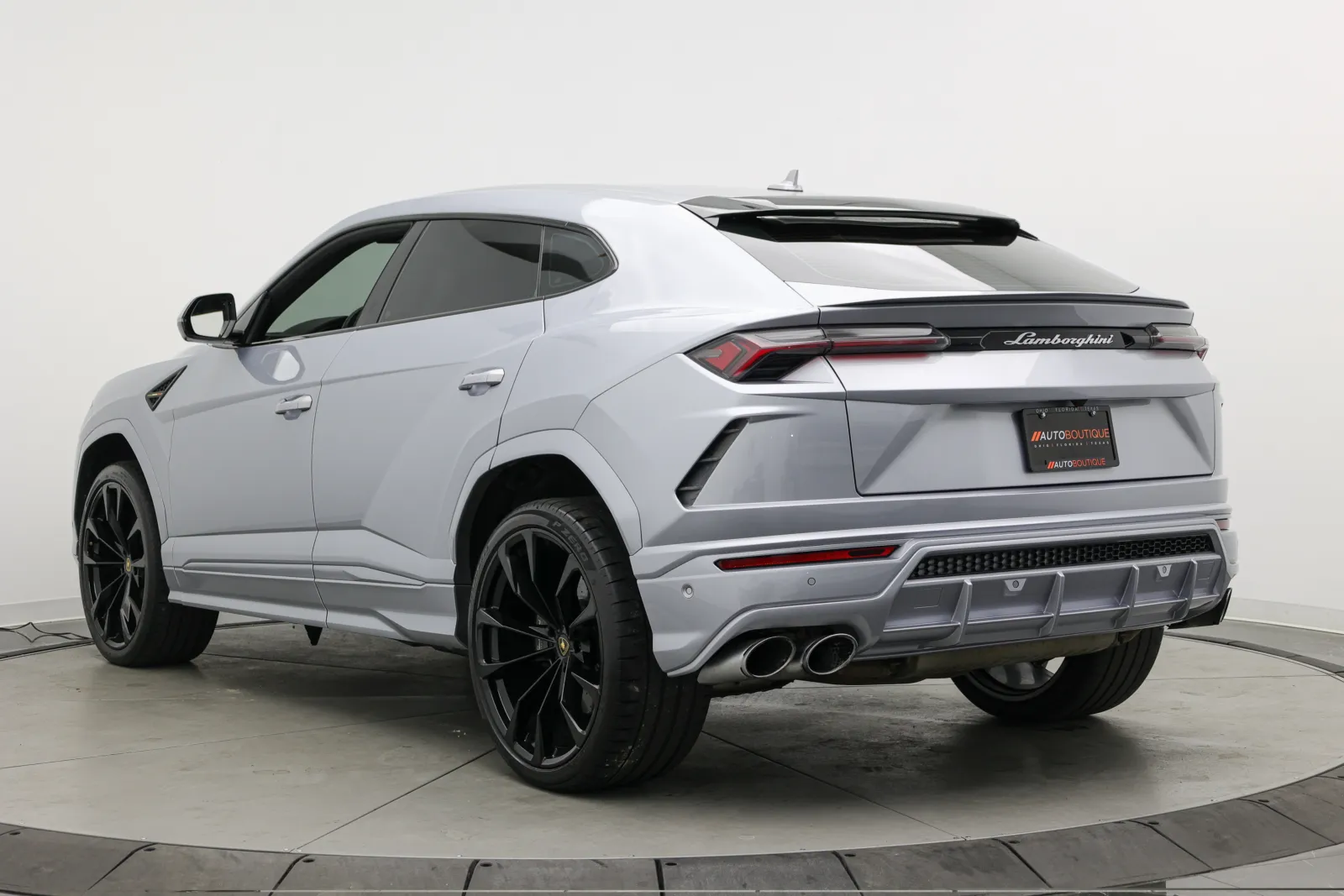 Lamborghini URUS photo 9