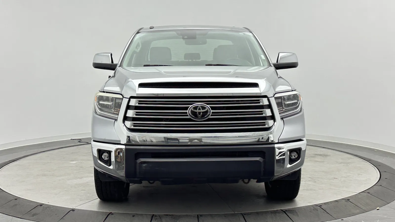 Toyota Tundra photo 2