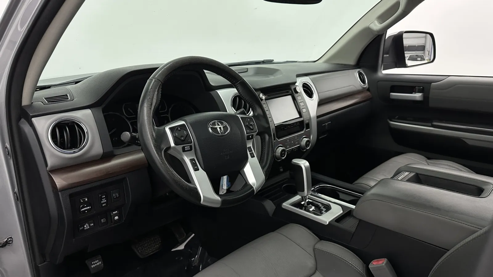 Toyota Tundra photo 10