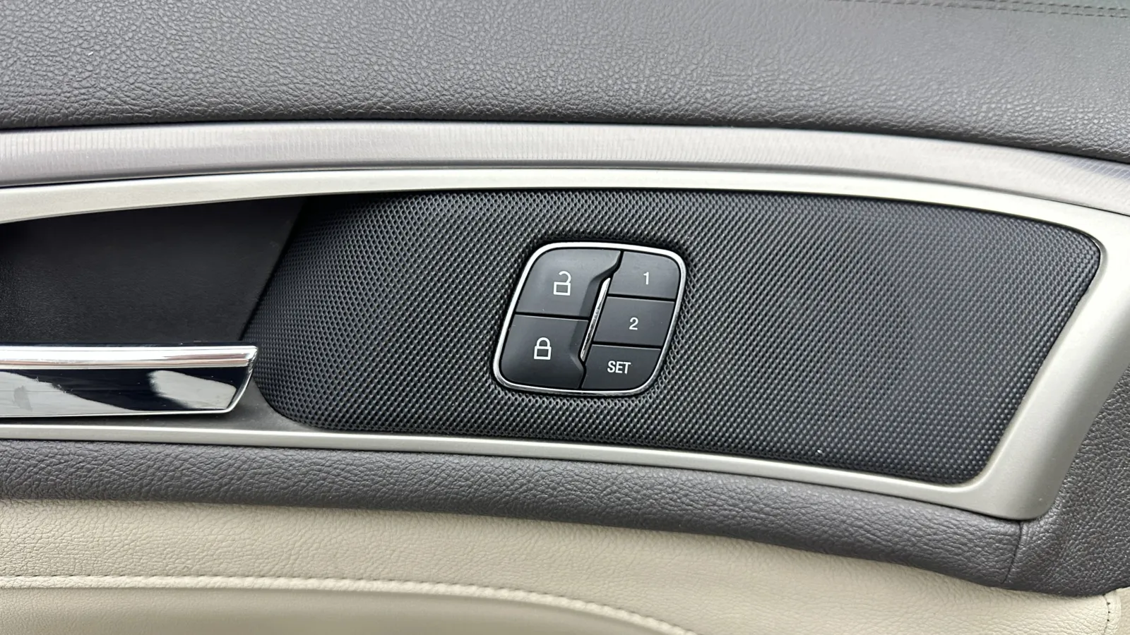 Lincoln MKZ photo 11