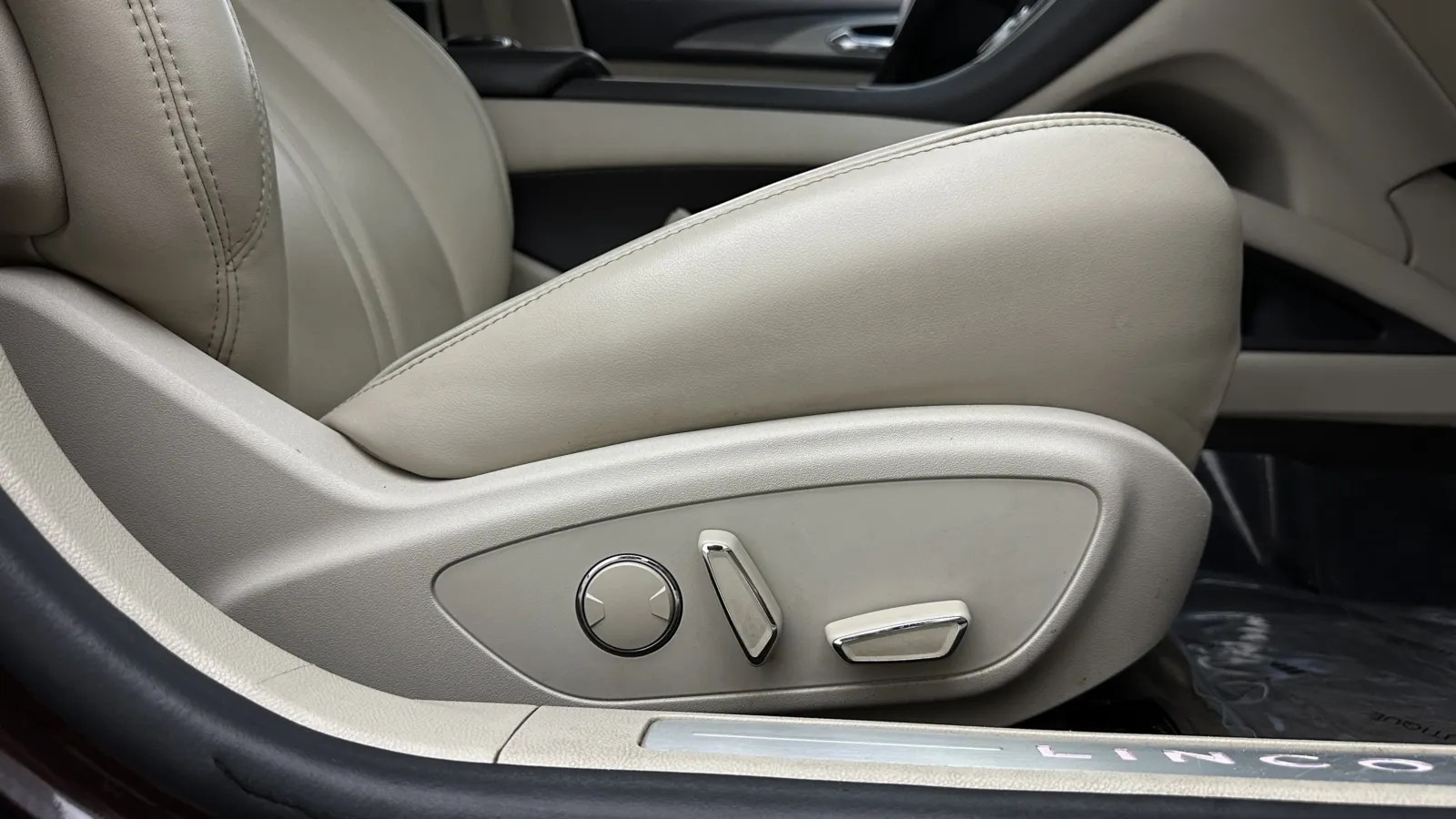 Lincoln MKZ photo 30