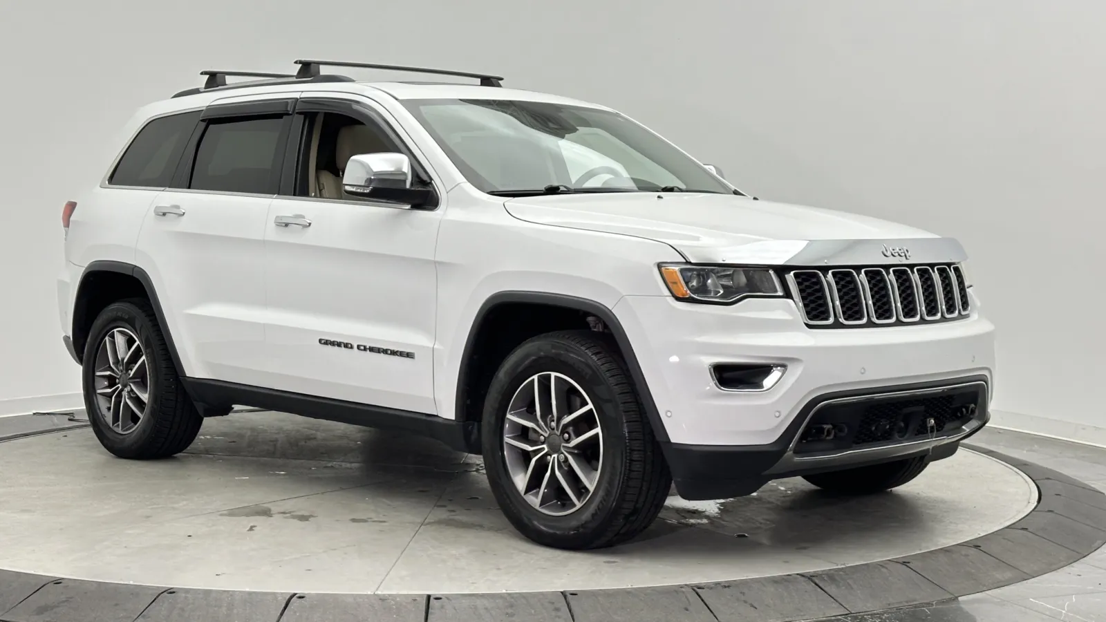 Jeep Grand Cherokee photo 3