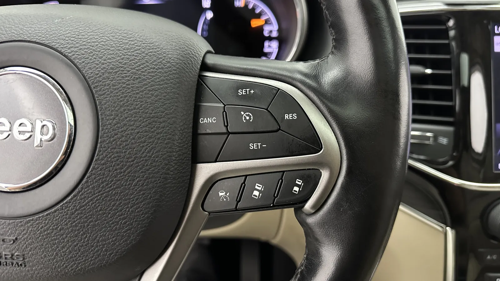 Jeep Grand Cherokee photo 24