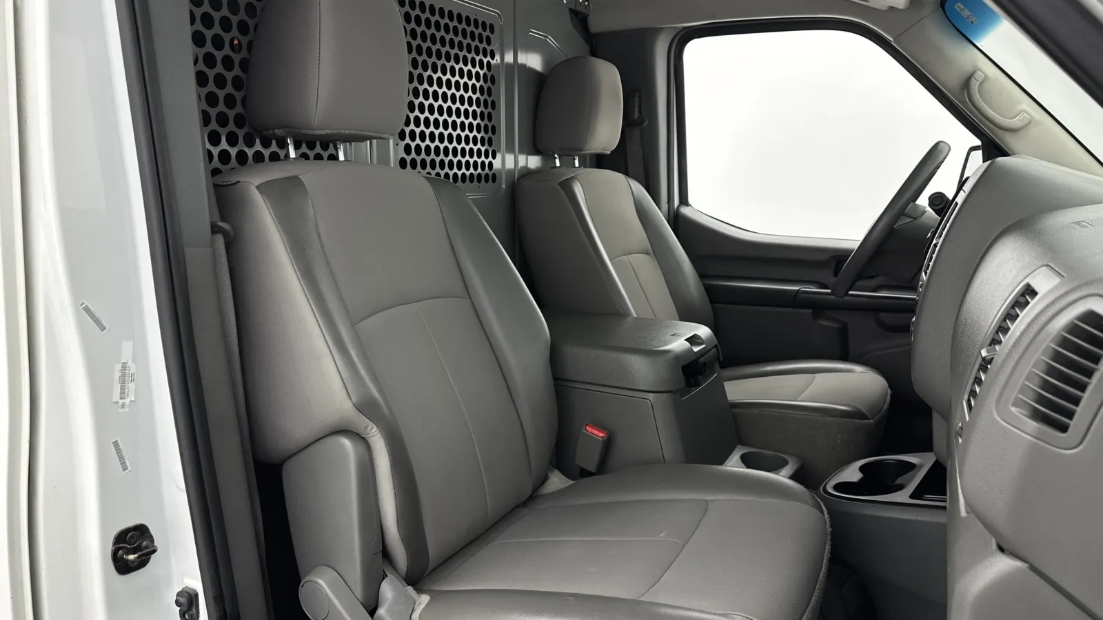 Nissan NV photo 27