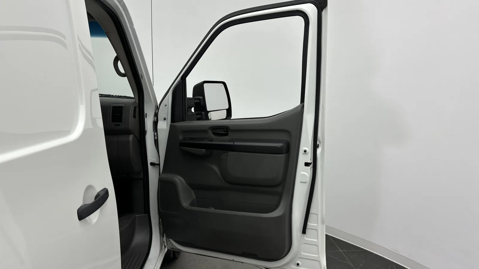 Nissan NV photo 25