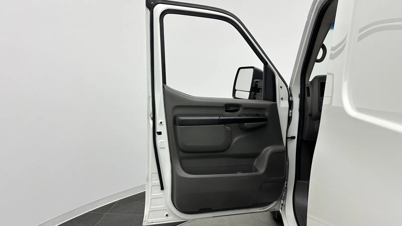Nissan NV photo 7