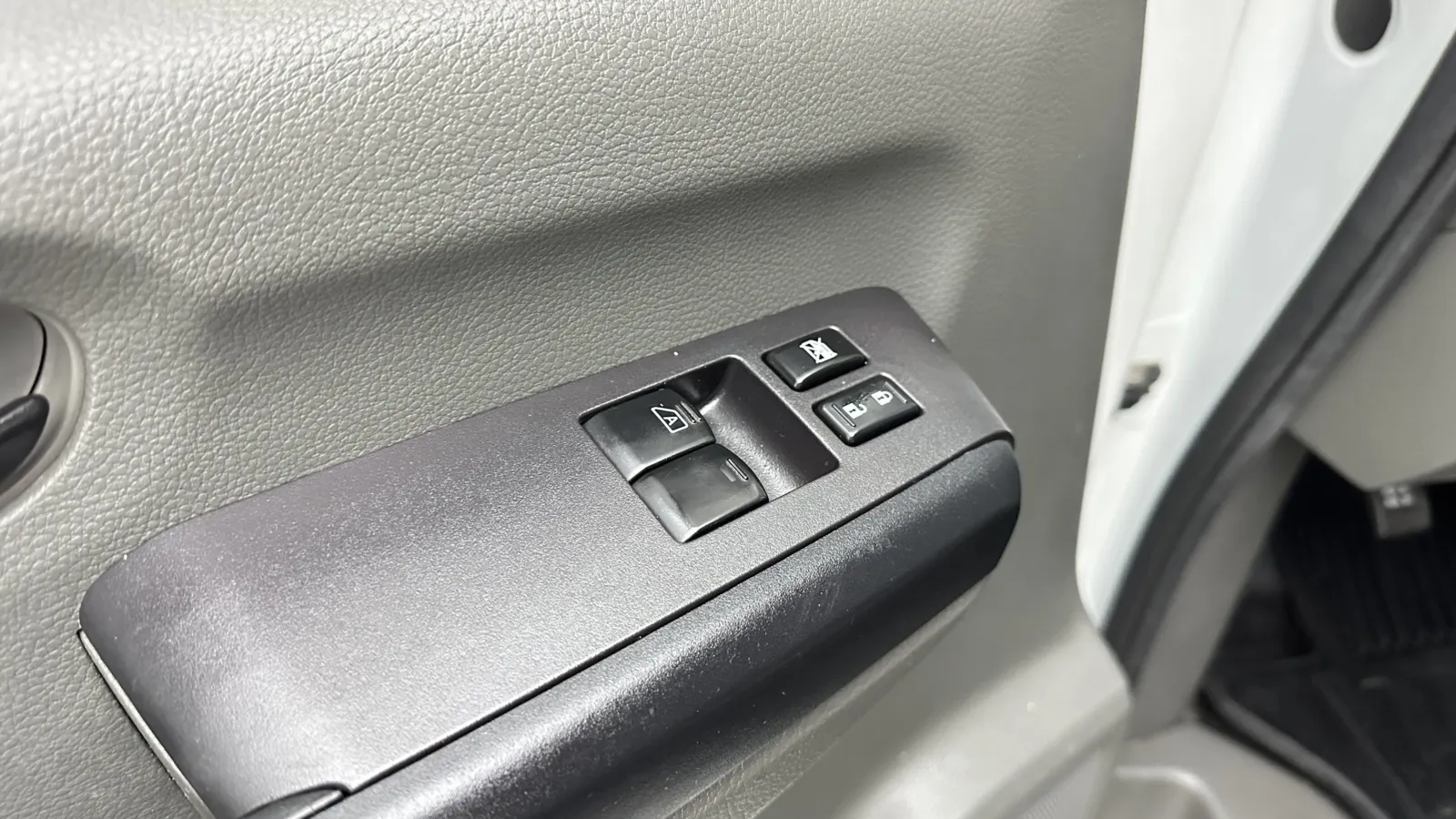Nissan NV photo 8