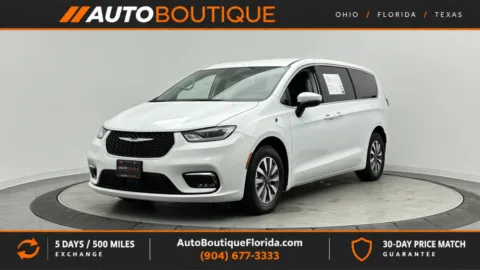 White 2023 Chrysler Pacifica Hybrid Touring L for sale in Jacksonville, FL