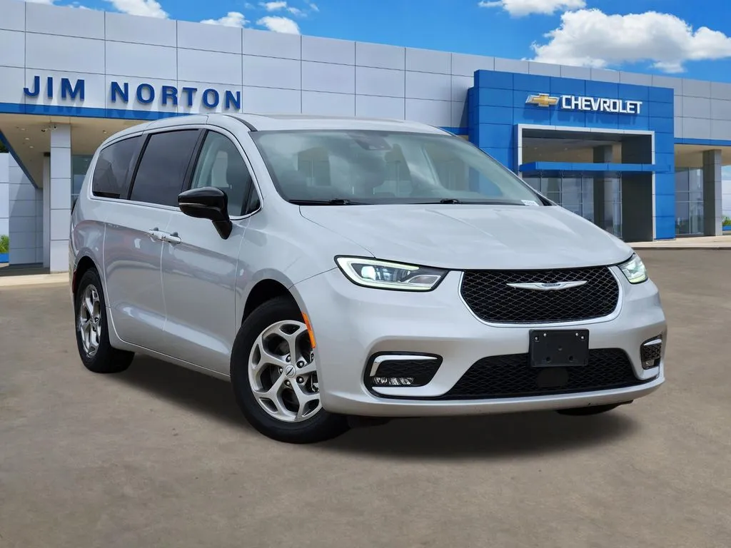 Silver 2024 Chrysler Pacifica Limited for sale in Broken Arrow, OK