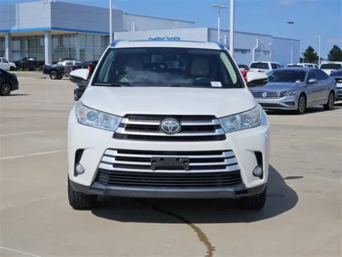 Photos of 2017 Toyota Highlander XLE for sale in Broken Arrow, OK at Jim Norton Chevrolet
