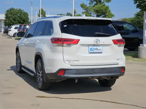 More photos of 2017 Toyota Highlander XLE at Jim Norton Chevrolet, OK