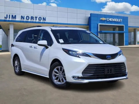 White 2024 Toyota Sienna XLE for sale in Broken Arrow, OK