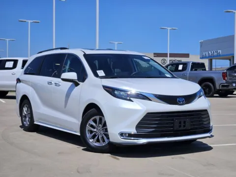 White 2024 Toyota Sienna XLE for sale in Broken Arrow, OK