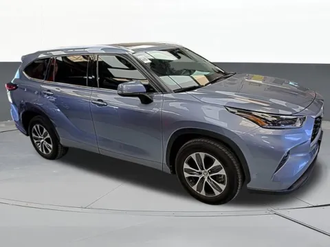 Silver 2021 Toyota Highlander XLE for sale in Tulsa, OK