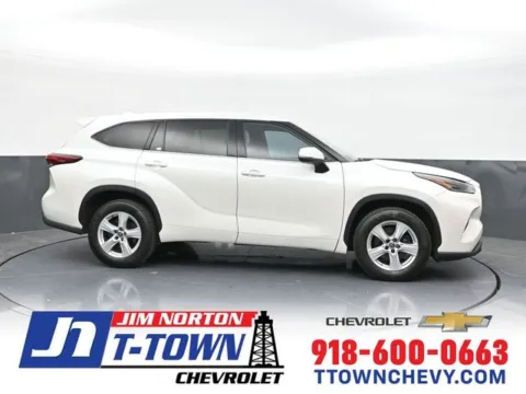 White 2021 Toyota Highlander LE for sale in Tulsa, OK