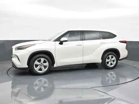 More photos of 2021 Toyota Highlander LE at Jim Norton T-Town Chevrolet, OK