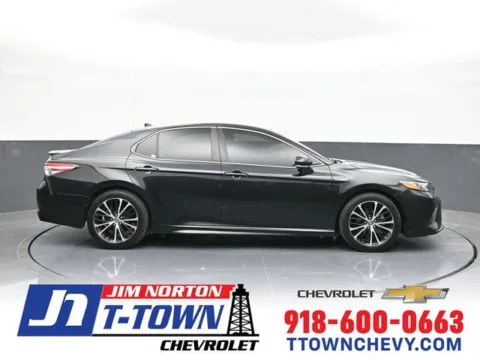 Black 2020 Toyota Camry Hybrid SE for sale in Tulsa, OK
