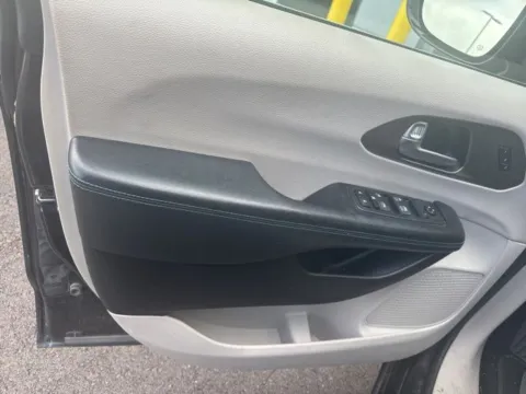 More photos of 2021 Chrysler Pacifica Touring L at Jim Norton T-Town Chevrolet, OK