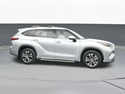 Silver 2021 Toyota Highlander XLE for sale in Tulsa, OK