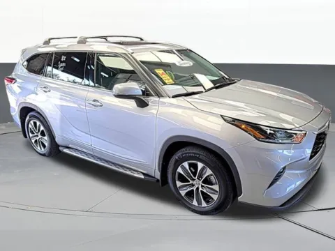 Silver 2021 Toyota Highlander XLE for sale in Tulsa, OK