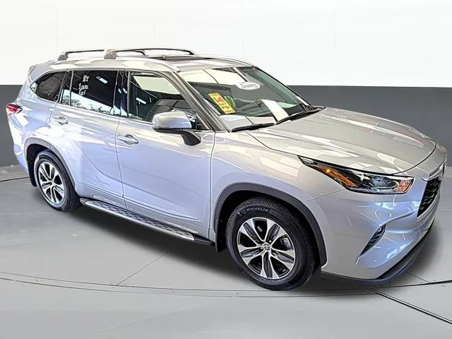 Silver 2021 Toyota Highlander XLE for sale in Tulsa, OK