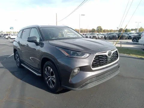 Gray 2021 Toyota Highlander XLE for sale in Broken Arrow, OK