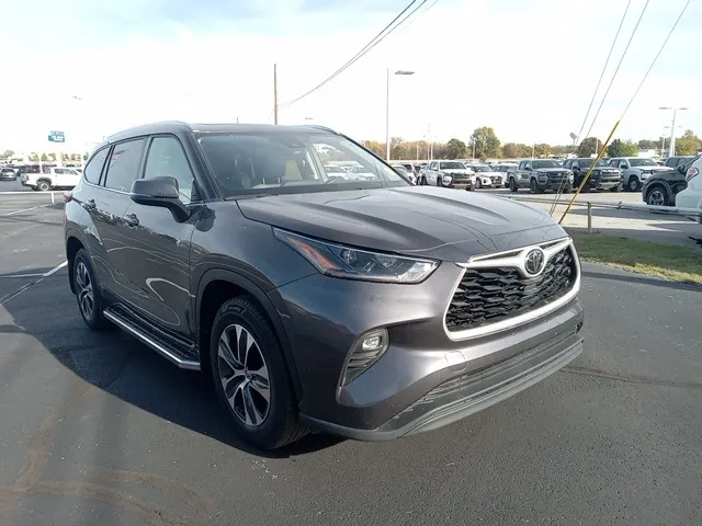 Gray 2021 Toyota Highlander XLE for sale in Broken Arrow, OK