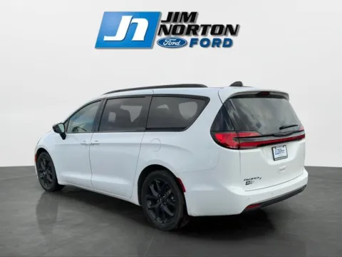 More photos of 2025 Chrysler Pacifica Limited at Jim Norton Ford, OK