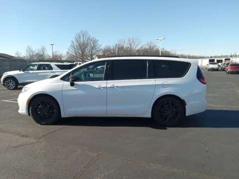 More photos of 2025 Chrysler Pacifica Limited at Jim Norton Ford, OK
