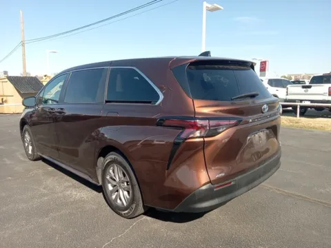 More photos of 2024 Toyota Sienna LE at Jim Norton Ford, OK