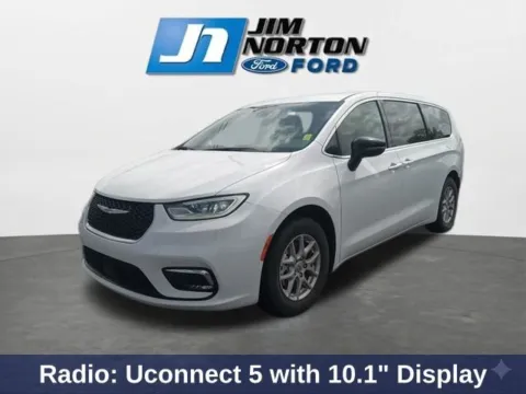 More photos of 2025 Chrysler Pacifica Select at Jim Norton Ford, OK