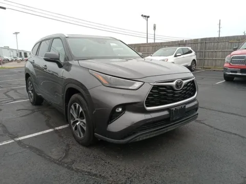 Gray 2023 Toyota Highlander XLE for sale in Broken Arrow, OK