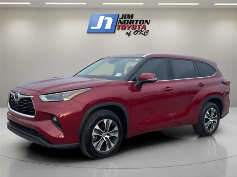 Red 2022 Toyota Highlander XLE for sale in Oklahoma City, OK