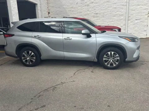 Silver 2022 Toyota Highlander XLE for sale in Oklahoma City, OK
