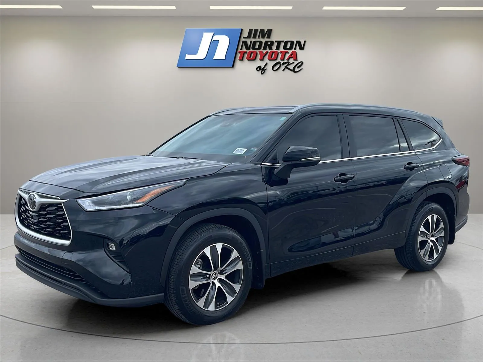 Black 2024 Toyota Highlander XLE for sale in Oklahoma City, OK