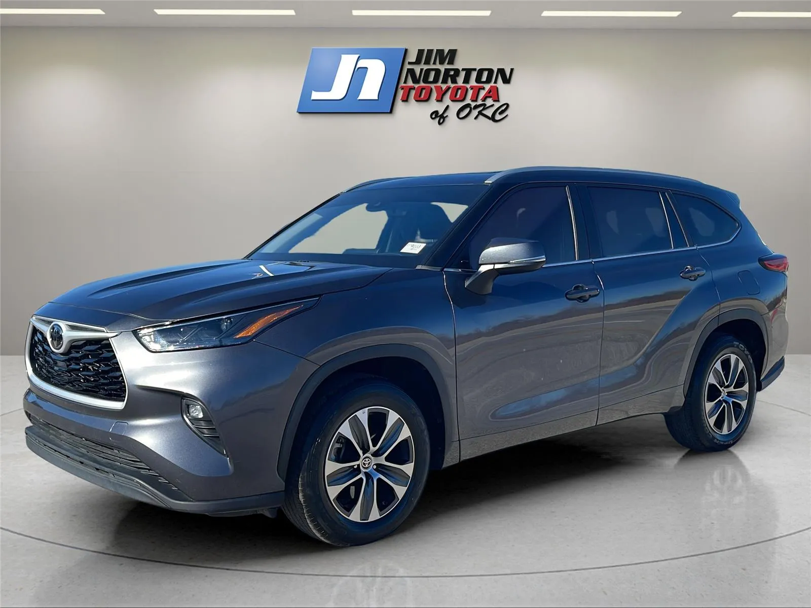 Gray 2023 Toyota Highlander XLE for sale in Oklahoma City, OK