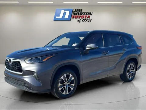 Gray 2023 Toyota Highlander XLE for sale in Oklahoma City, OK