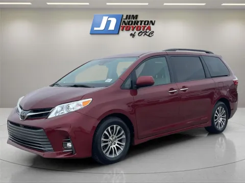Red 2018 Toyota Sienna XLE 8-Passenger for sale in Oklahoma City, OK