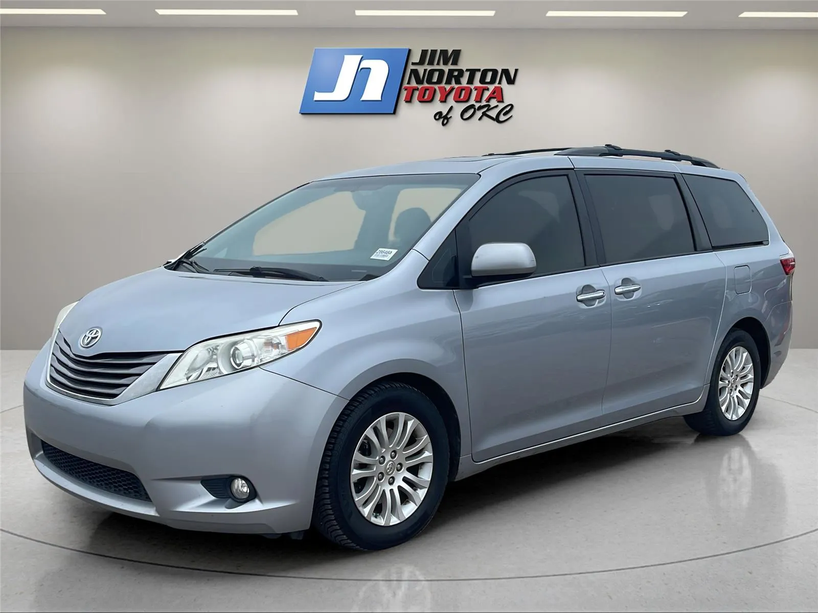 Silver 2017 Toyota Sienna XLE 8-Passenger for sale in Oklahoma City, OK