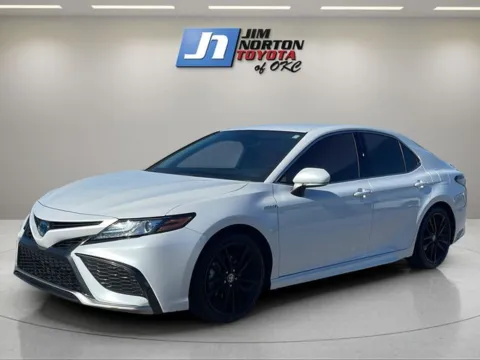 White 2021 Toyota Camry Hybrid XSE for sale in Oklahoma City, OK