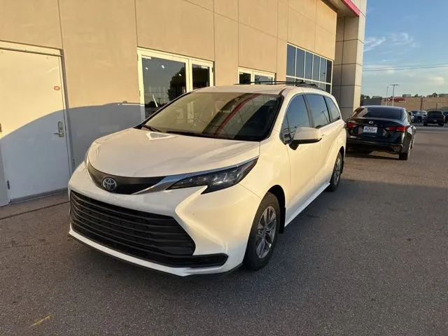White 2025 Toyota Sienna LE for sale in Oklahoma City, OK