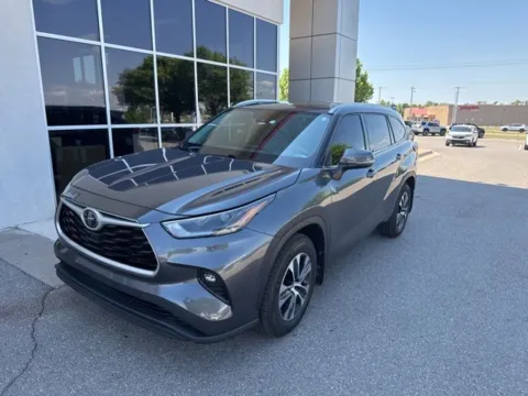 Gray 2021 Toyota Highlander XLE for sale in Oklahoma City, OK