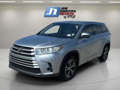 Silver 2017 Toyota Highlander LE for sale in Oklahoma City, OK