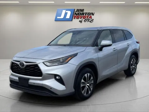 Silver 2021 Toyota Highlander XLE for sale in Oklahoma City, OK