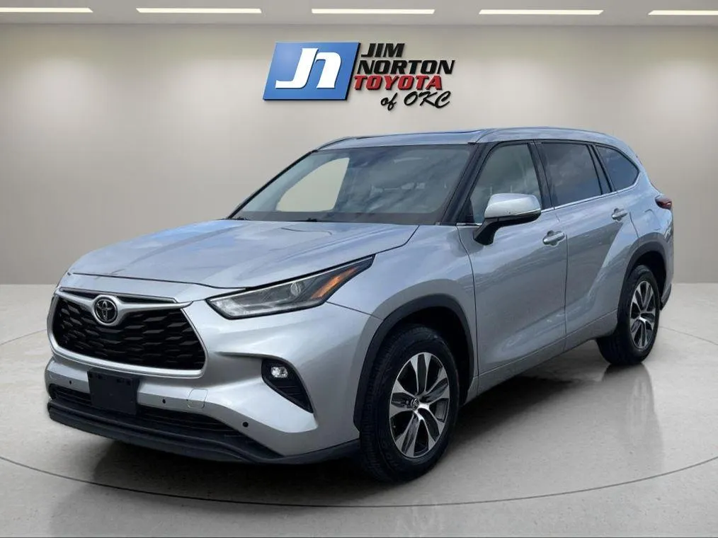 Silver 2021 Toyota Highlander XLE for sale in Oklahoma City, OK