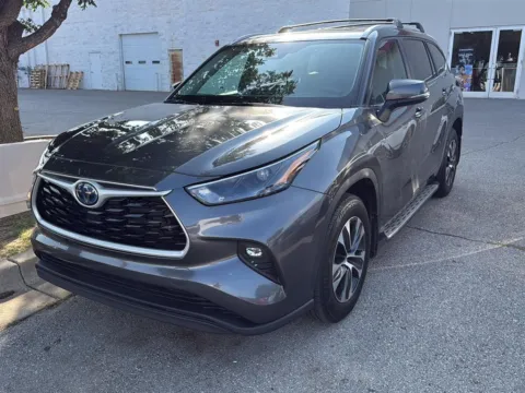 Gray 2024 Toyota Highlander Hybrid XLE for sale in Oklahoma City, OK