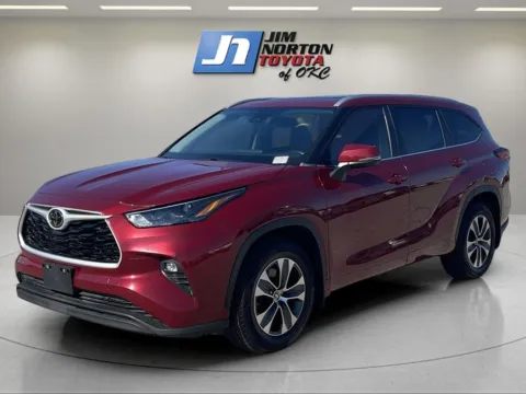 Red 2023 Toyota Highlander XLE for sale in Oklahoma City, OK