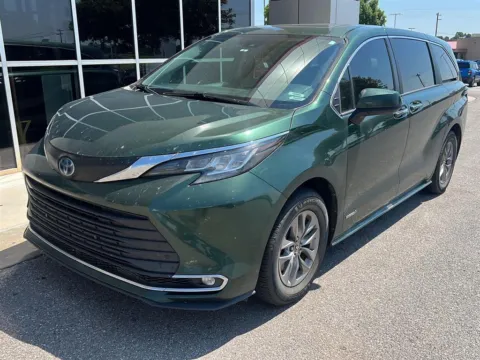 Green 2021 Toyota Sienna XLE for sale in Oklahoma City, OK