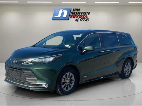 Green 2021 Toyota Sienna XLE for sale in Oklahoma City, OK